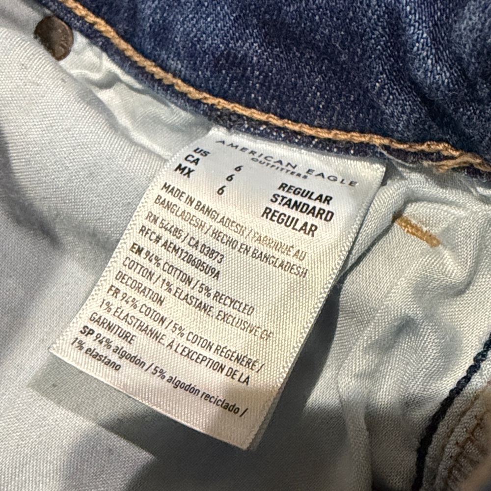 American Eagle Outfitters High-Rise Mom Jeans - Picture 6 of 9